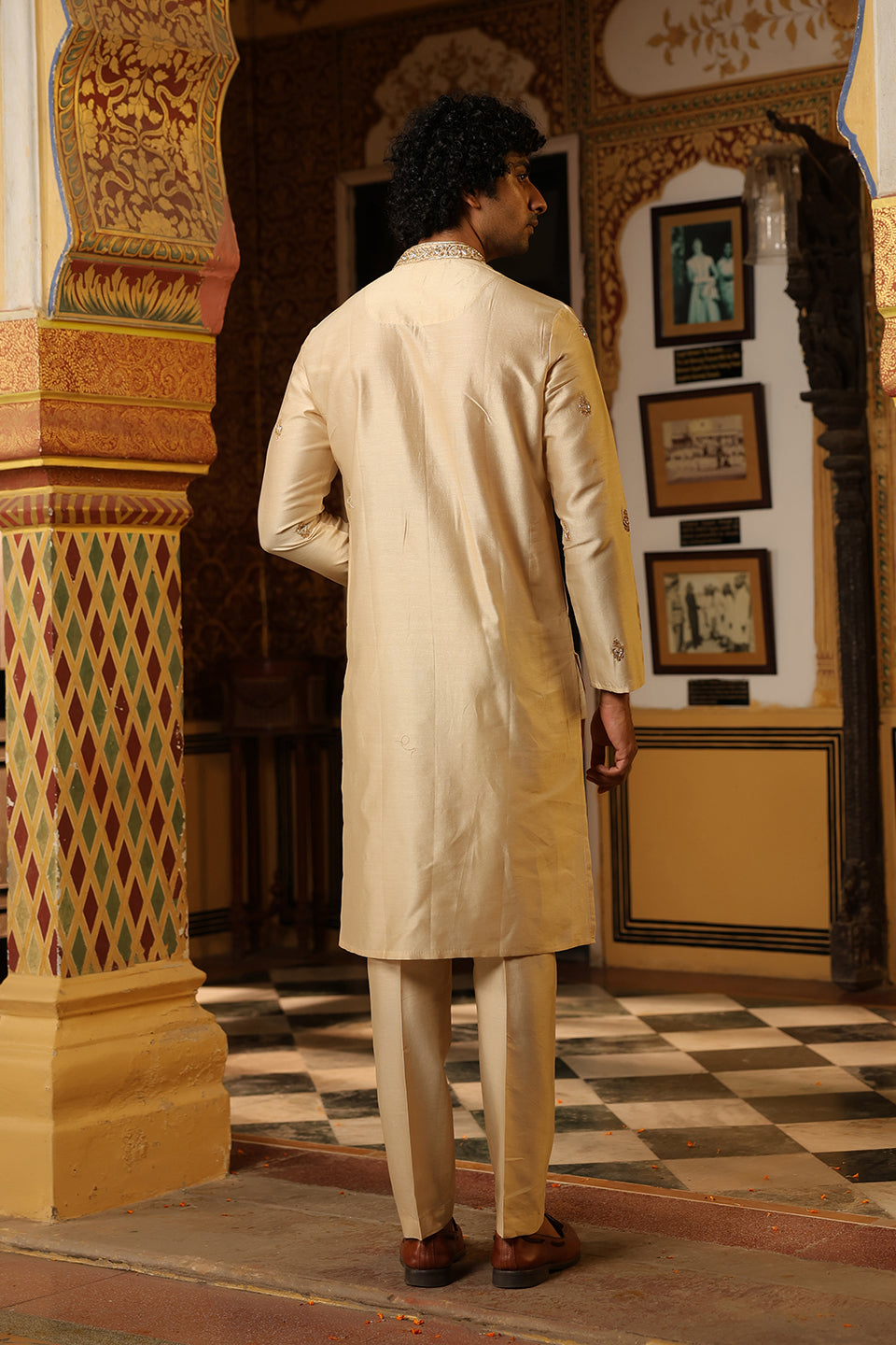 Ahista Ivory Zardosi Buti Kurta Set