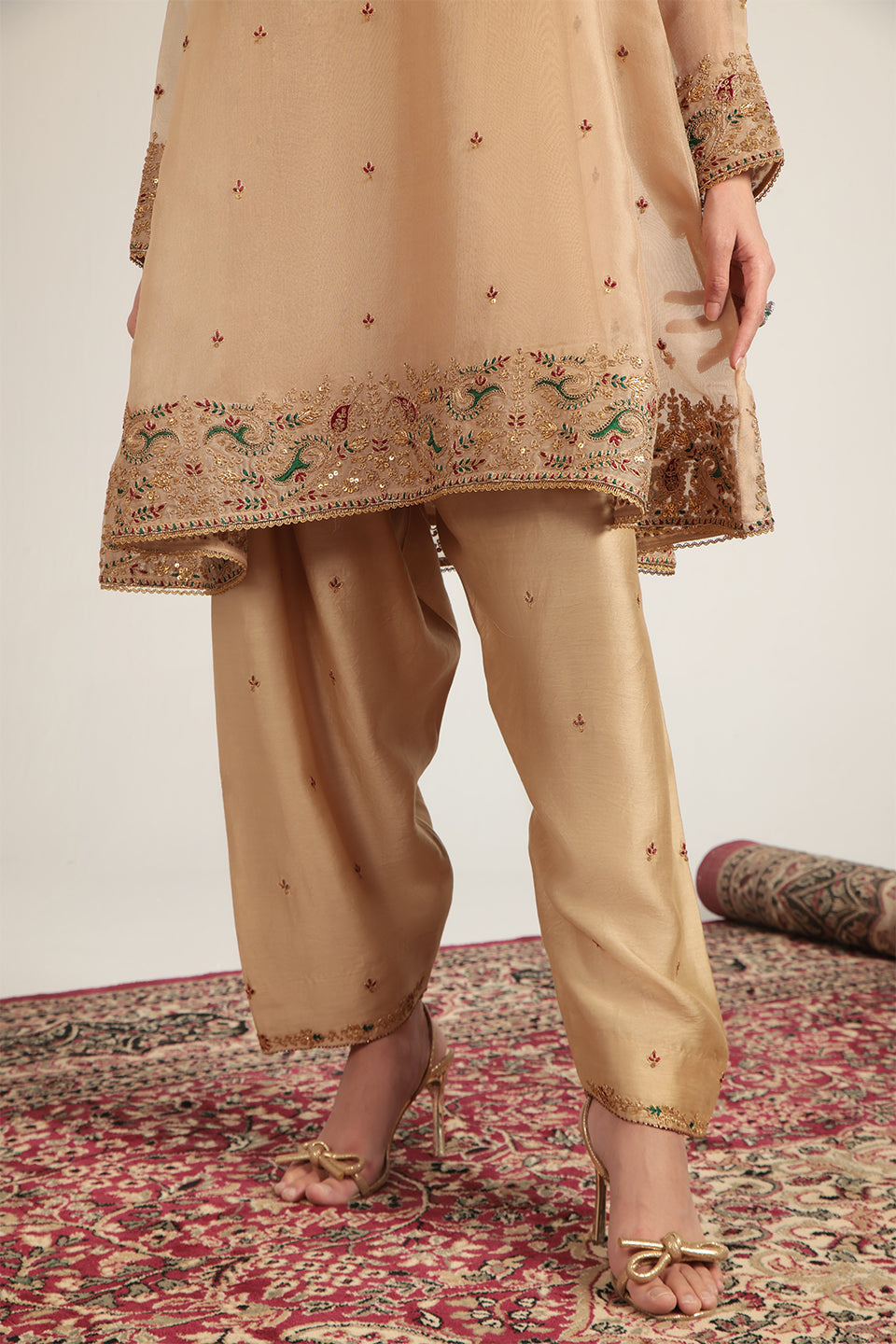 Zar:Rang Ivory Short Pheran Kurta Set