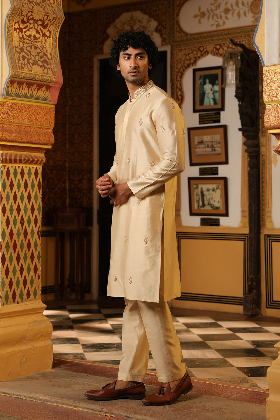 Ahista Ivory Zardosi Buti Kurta Set