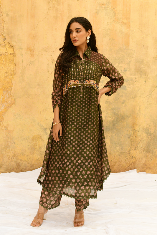 Green Dotted Cascade Collar Style